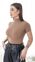 Maglione marrone a manica corta